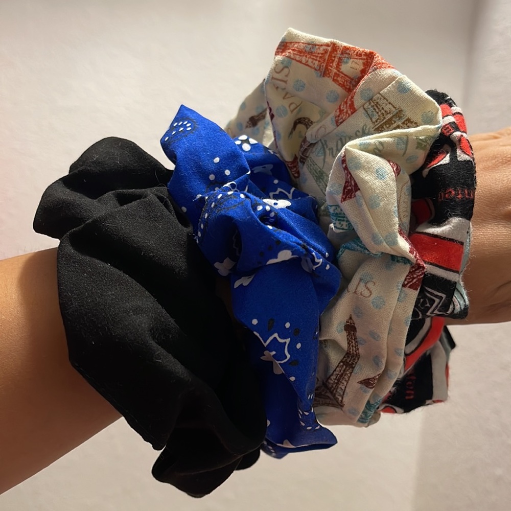 SCRUNCHIES - Picture 5 of 7